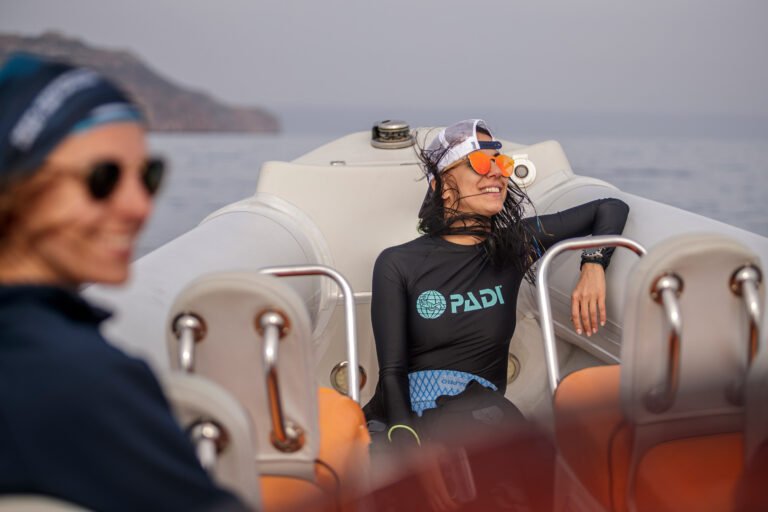 Instructor en la lancha de buceo con el equipo listo