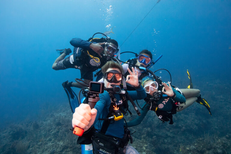Grupo de alumnos del curso avanzado bajo el agua con su instructor