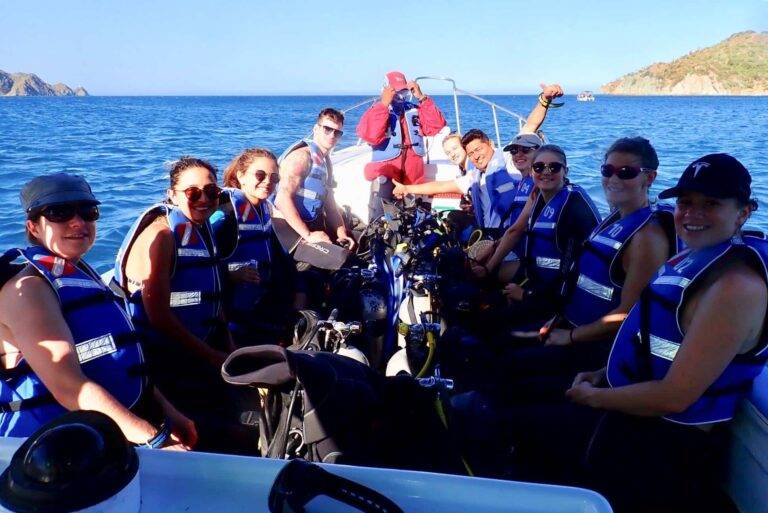 Grupo de alumnos de Taganga Dive Station en la lancha