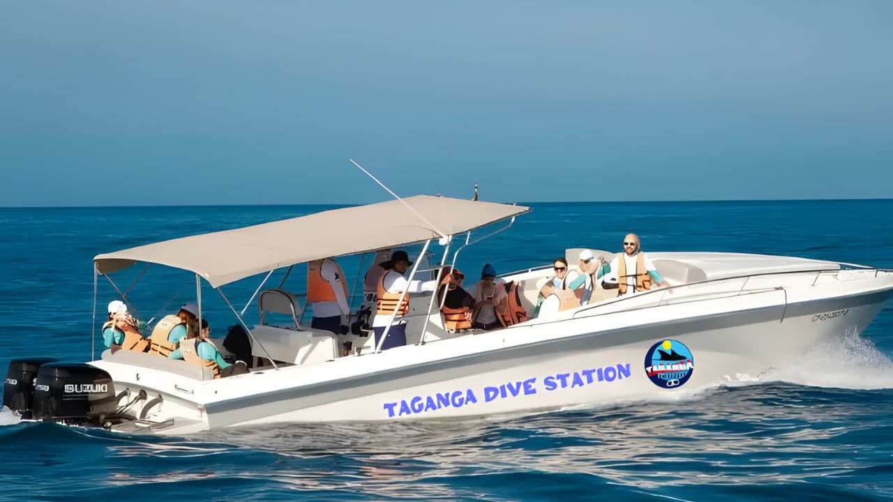 Lancha de Taganga Dive Station con alumnos rumbo al Parque Tayrona