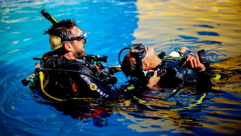 Buzos practican un rescate en la superficie del mar
