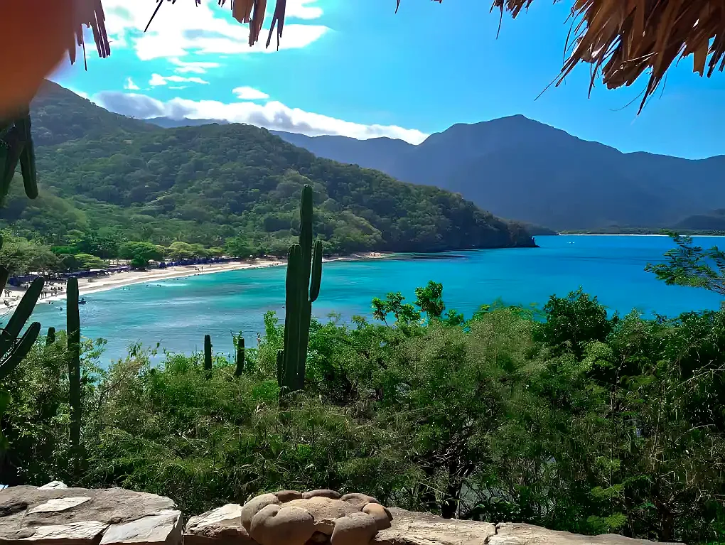 Playa Cristal con agua turquesa en el Parque Tayrona